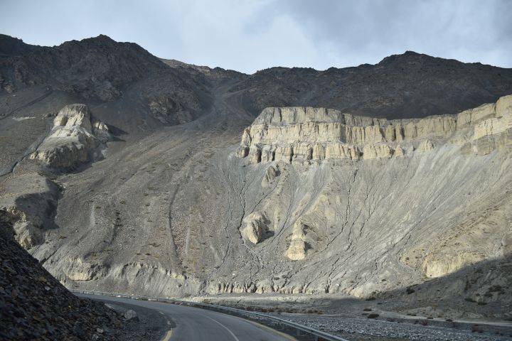 Karakorum Highway bei Dih im Khunjerab Tal