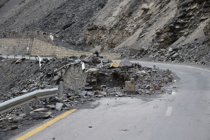 Fahrbahnschäden durch Felssturz