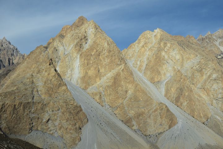 Nicht ganz so hohe Berge bei Pasu im Hunza Tal