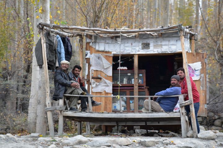 Kleiner Laden mit vier Männern an der Strasse in der Nähe von Gulmit