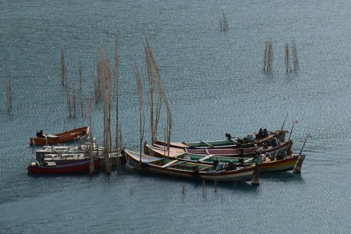Arbeitslose, festgemachte Transportbote auf dem Attabad See