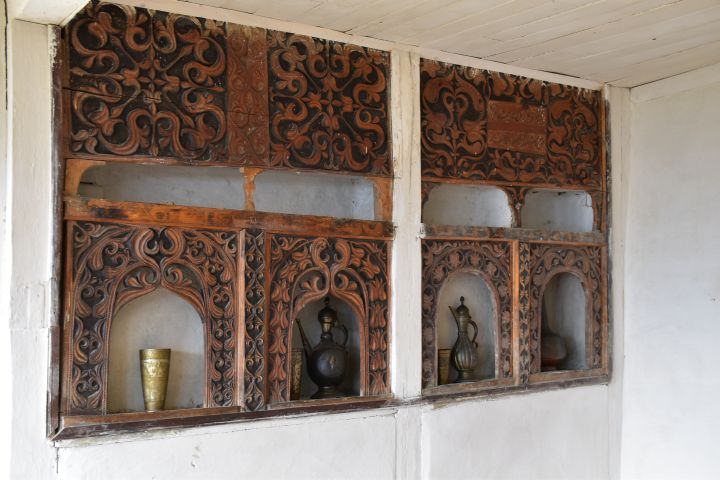 Wandnischen mit Holzschnitz-Front im Königspalast