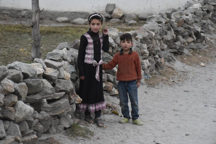Scheues Mädchen und scheuer Junge am Strassenrand