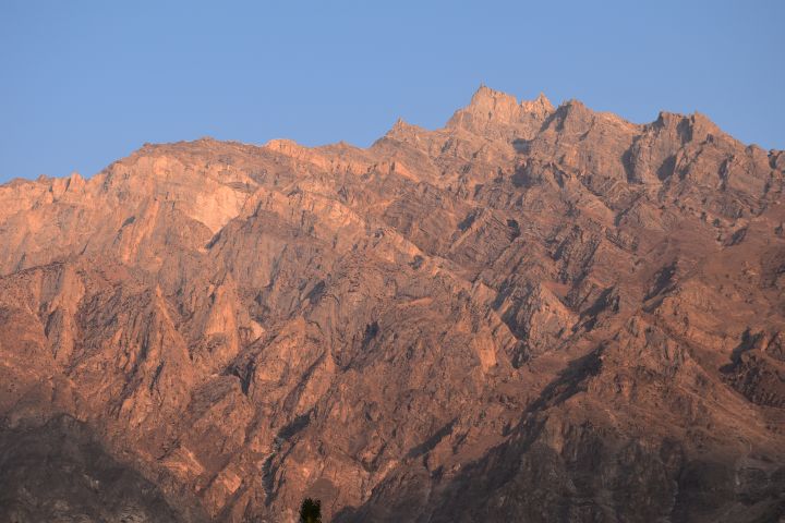 Berge bei Hunza im ersten Sonnenlicht