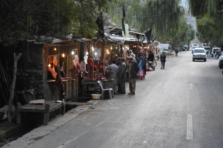 Fleischverkaufsstände am Strassenrand