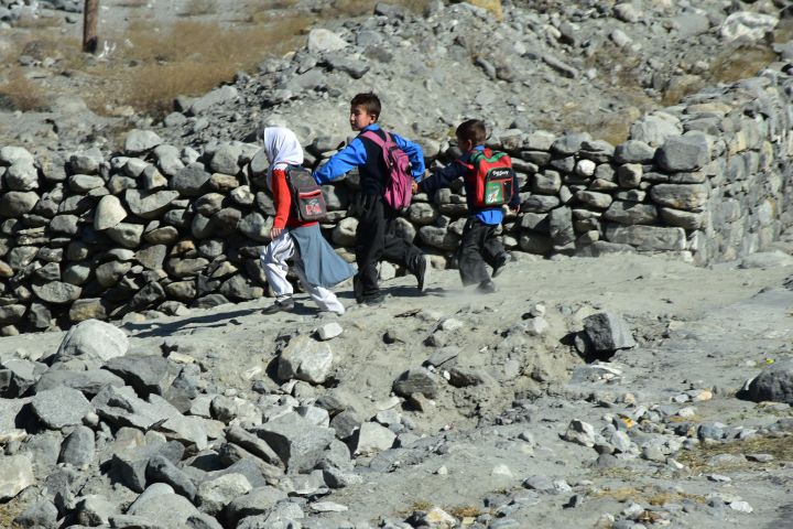 Drei Kinder auf dem Schulweg