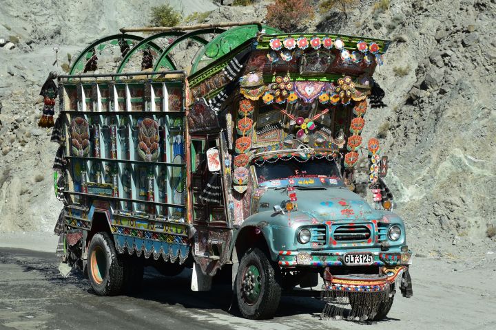 Prachtsexemplar eines verzierten, pakistanischen Lastwagens