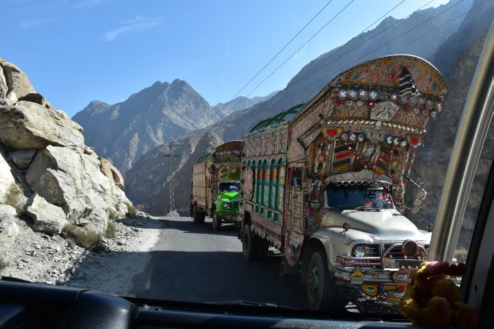 Kreuzung mit zwei schmuckvollen Lastwagen der älteren Generation