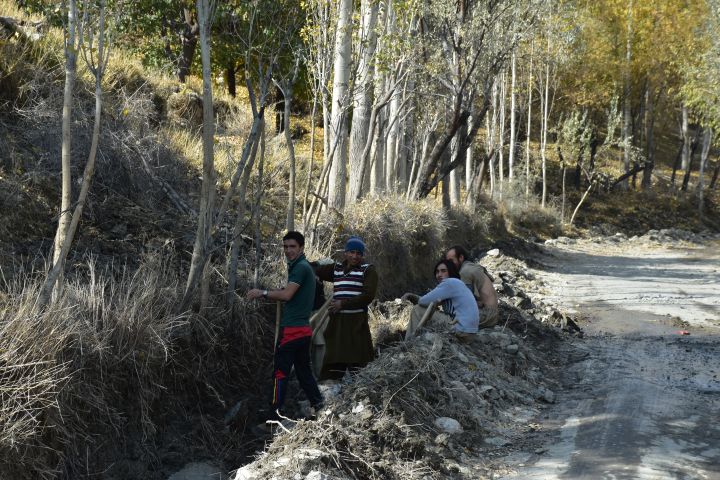 Freundlicher Strassenbautrupp
