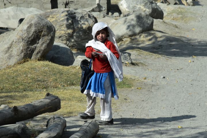 Kleines Mädchen unterwegs