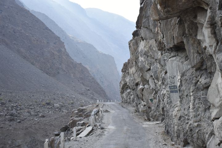 Aus dem Fels gesprengte, schmale Strasse über dem unsichtbaren Indus