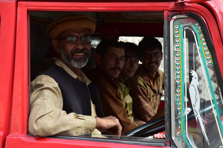 Lastwagenbesatzung in der Führerkabine, unterwegs nach Skardu