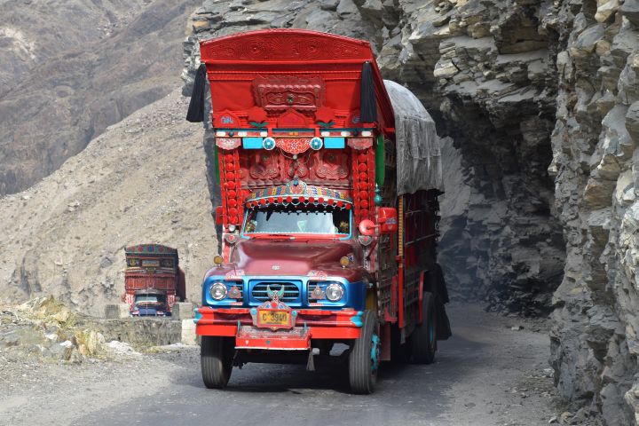 Noch ein Prachtsexemplar eines pakistanischen Lastwagens auf der Skardu Road