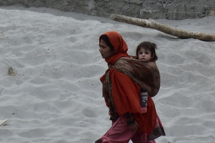 Mutter mit Kind auf dem Rücken