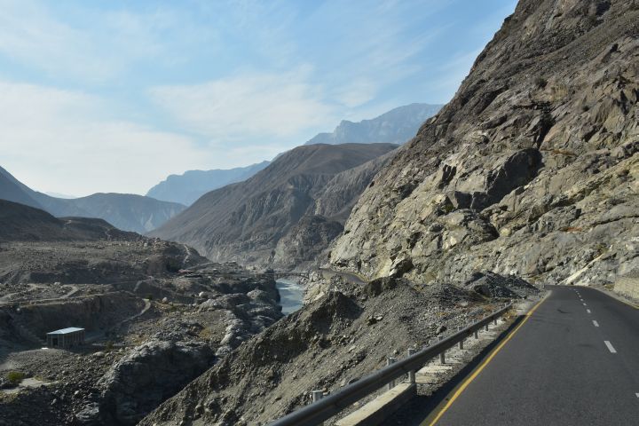 Gute KKH-Strasse vor der Raikot Brücke