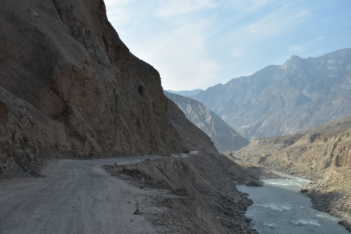 Schlechte KKH-Piste nach der Raikot Brücke