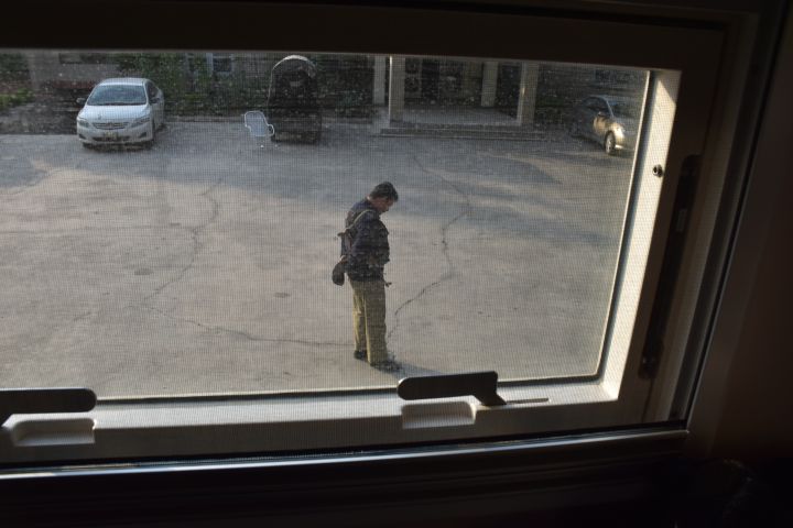 Wächter im Hof des PTDC Motels in Besham