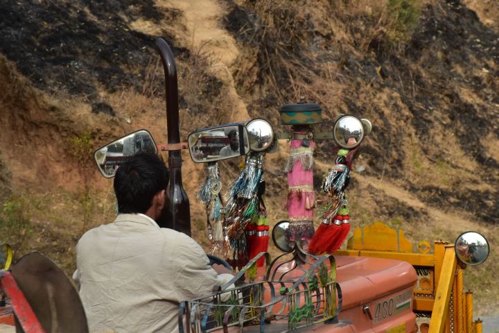 Verzierter Traktor mit mindestens einem halben Dutzend Spiegeln