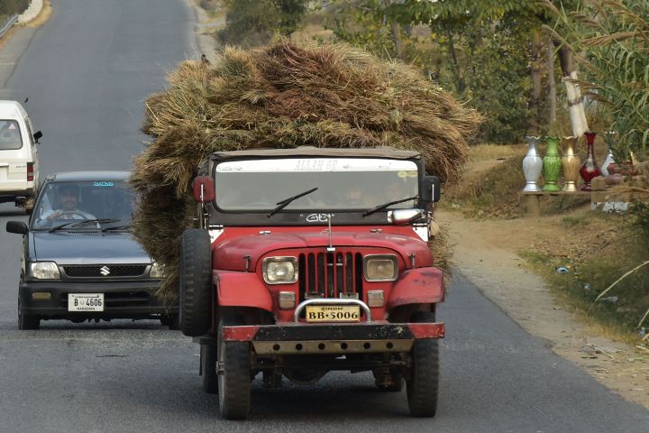 Mit Grasgarben geladener Jeep zwischen Mansehra und Balakot
