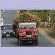 Mit Grasgarben geladener Jeep zwischen Mansehra und Balakot
