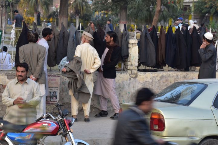 Veston Verkauf unter freiem Himmel in Haripur