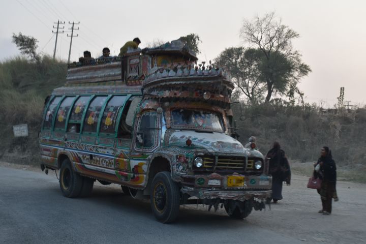 Auch die Busse sind in Pakistan Kunstwerke