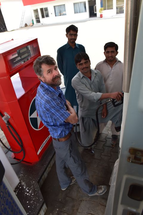 Thomas, Tankwart und Zuschauer beim Tanken der 100 Liter