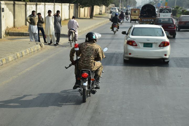 Mit bewaffneter Eskorte zurück zum Checkpoint