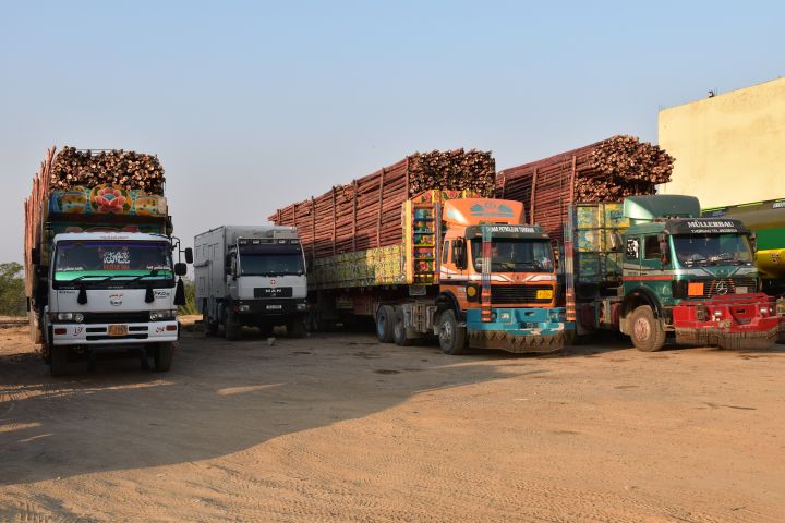 Obelix zwischen drei riesigen Sattelschleppern