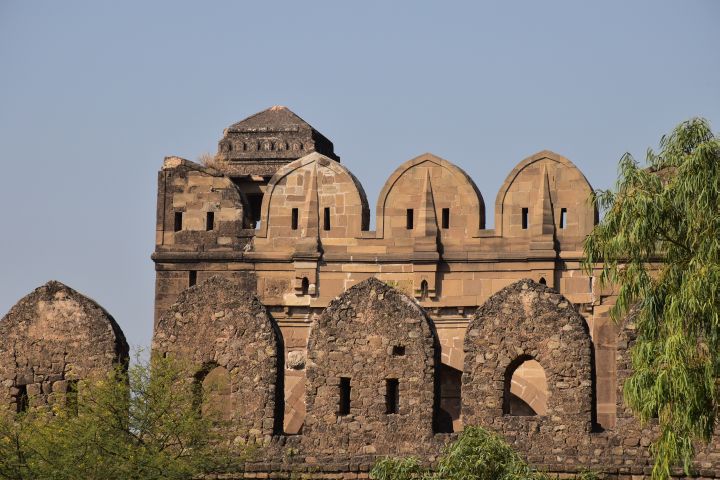Rohtas Fort mit teilweise rekonstruierten Mauern