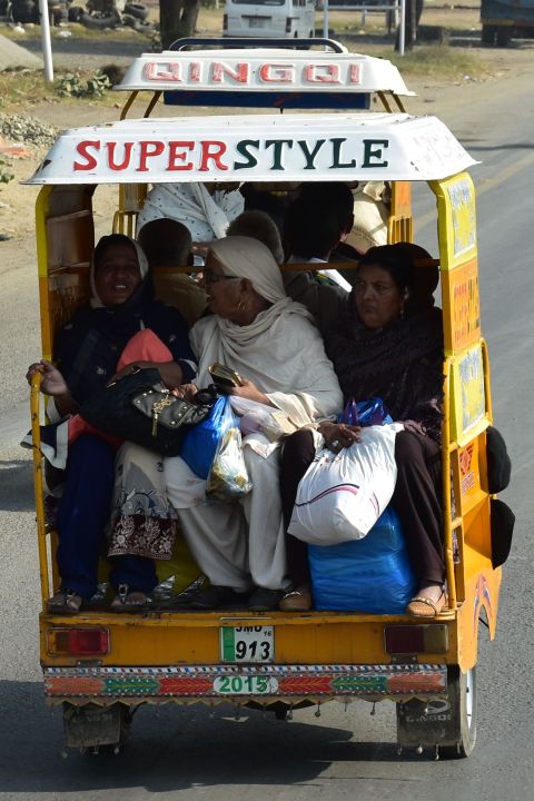Frauen als Tuc-Tuc Passagiere in Dina, Punjab