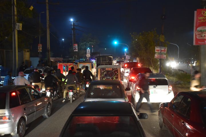 Abends unterwegs in Lahore’s Verkehr