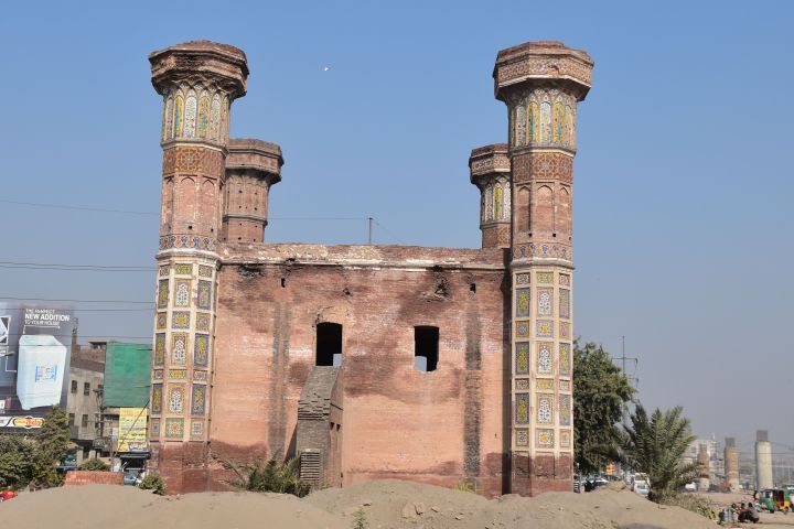 Chauburji genannter Torbau aus dem 17. Jahrhundert