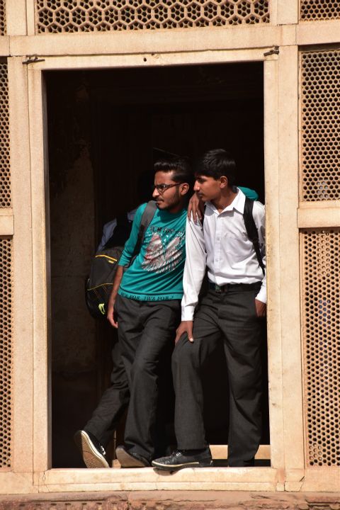 Pakistanische Jugendliche als Besucher im Fort von Lahore