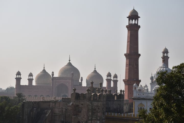 Badshahi Moschee, Mauern des Fort und Sikh Ranjit Singh Mausoleum