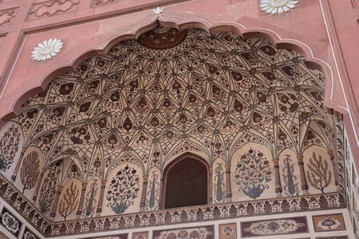 Muqarna des Eingangstores zur Badshahi Moschee neben dem Fort