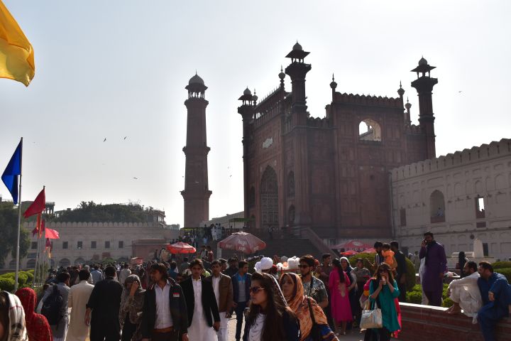 Am Eingang zur Badshahi Moschee