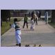 Jungen spielen Cricket im Garten des Jahangir-Mausoleums in Lahore