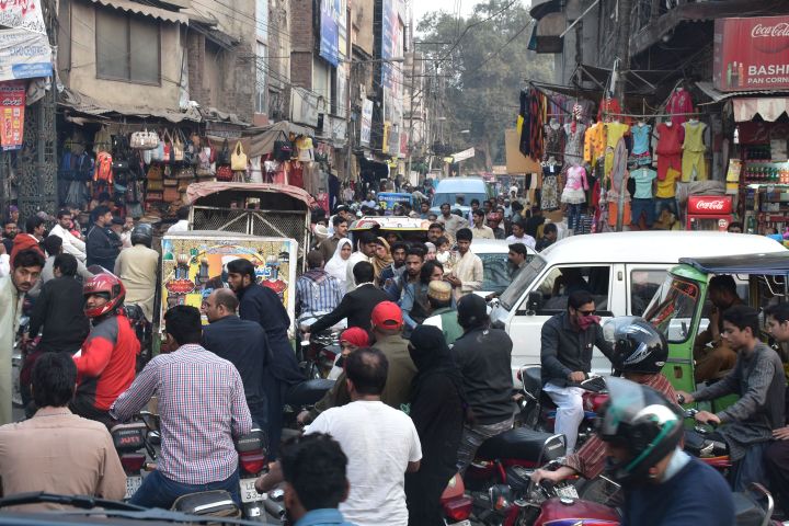 Vom Verkehrschaos blockierte Kreuzung in Lahore