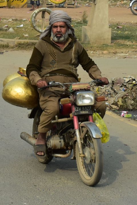 Fliegender Händler auf einem Motorrad in der Umgebung von Lahore