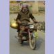 Fliegender Händler auf einem Motorrad in der Umgebung von Lahore