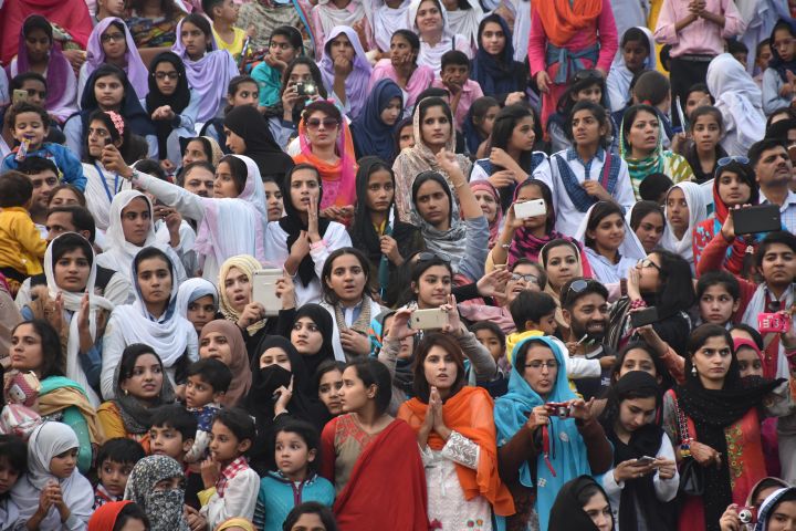 Vollbesetzte Zuschauerinnentribüne der Grenzzeremonie