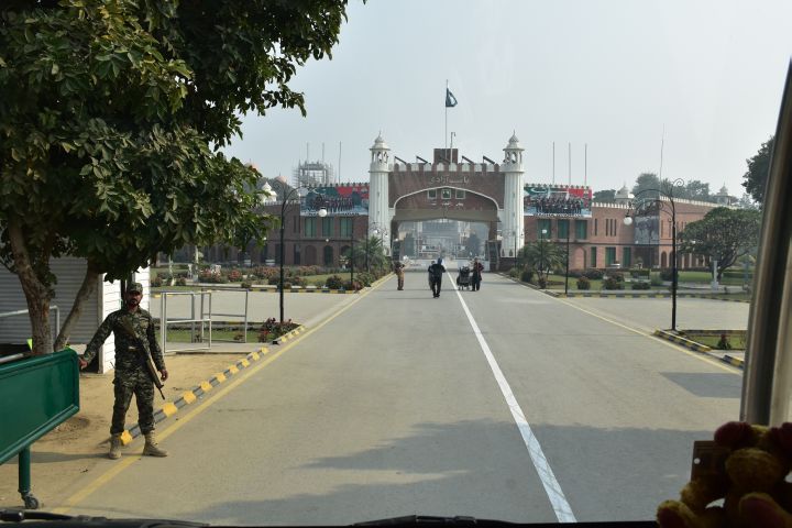 Bye-bye Pakistan, gleich fahren wir durchs “Stadion“