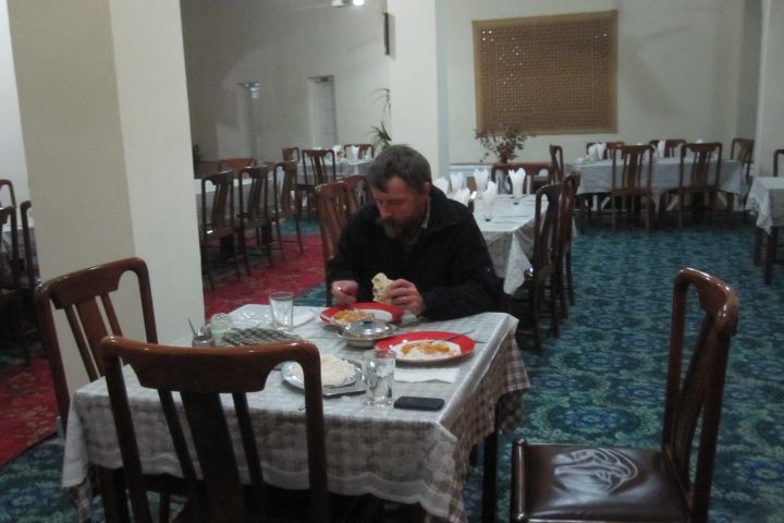 Thomas beim Abendessen im Motel Restaurant