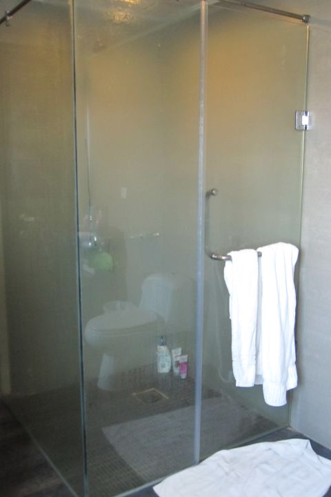 Gediegene Dusche im Akbars Kinara Hotel