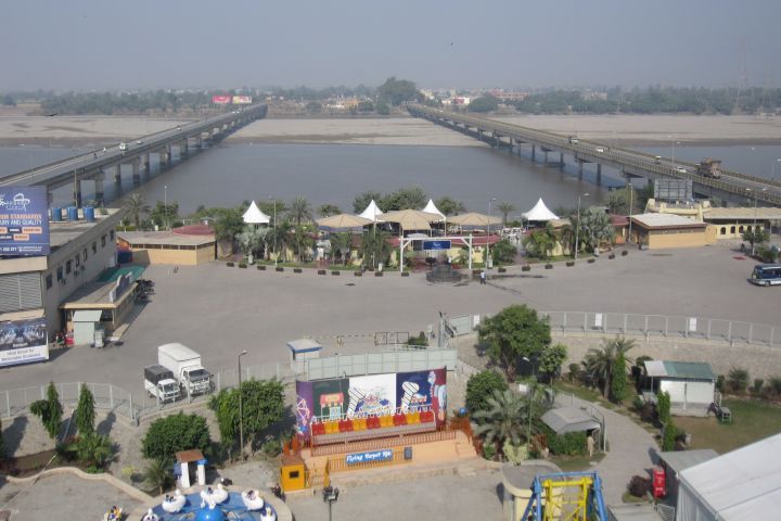 Aussicht vom Akbars Kinara Hotel auf den Chenab
