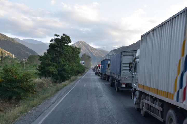 Die stehende Lastwagenkolonne