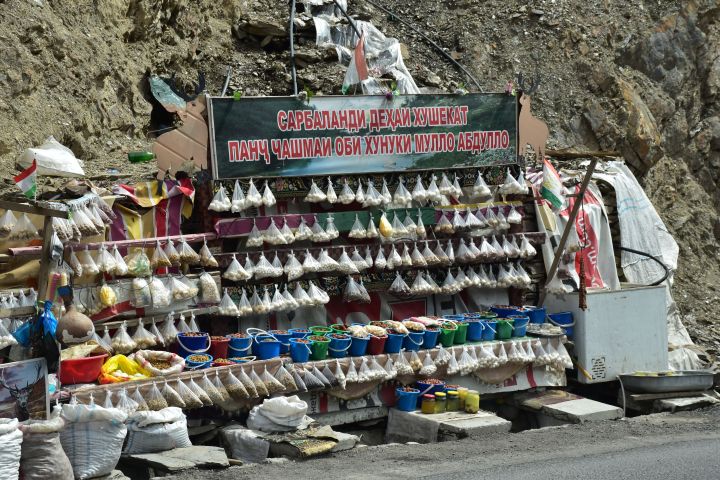 Verkaufsstand auf der Südseite des Shakhristan Pass