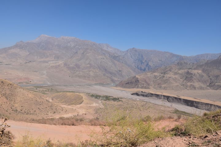 Ein erster Blick über die Grenze nach Afghanistan