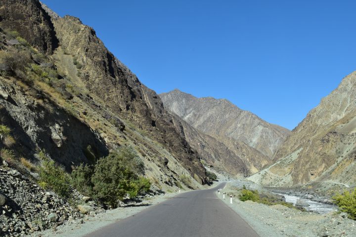 Strasse im Panj Tal, auf der anderen Flussseite ist Afghanistan